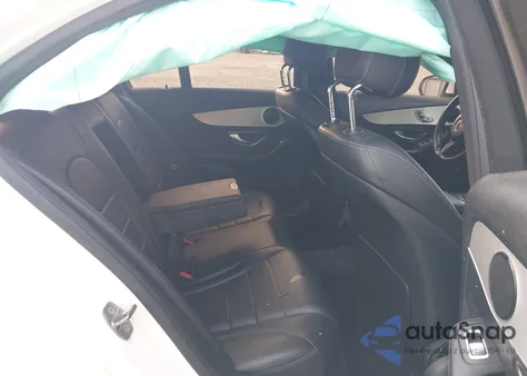 2018 Mercedes-Benz C 300 z USA, uszkodzony, nr VIN 55SWF4JB5JU268060